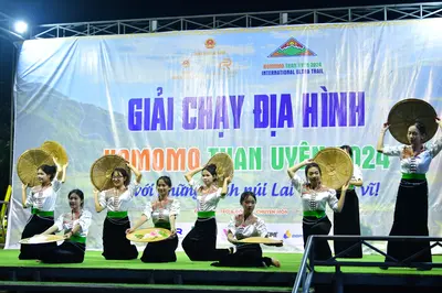 Marathon runner: All performers: white tops with green and gold decorative patterns, dark skirts 