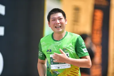 Marathon runner: Runner 1: green jersey with yellow patterns