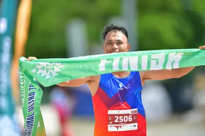 Marathon runner #2506: Runner 1: blue, red, and orange gradient tank top