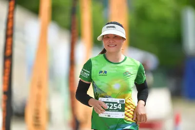 Marathon runner #5254: Runner 1: green and yellow patterned jersey, black arm sleeves, white visor