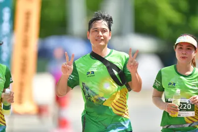 Marathon runner #220: Runner 1: green jersey