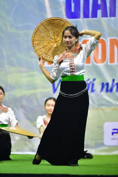 Marathon runner: Runner 1: white long-sleeved shirt with embroidery, green sash, long black skirt