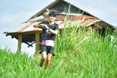 Marathon runner: Runner 1: black patterned jersey, black shorts, black cap