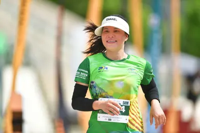 Marathon runner: Runner 1: green jersey with yellow patterns, black arm sleeves, and a white viso