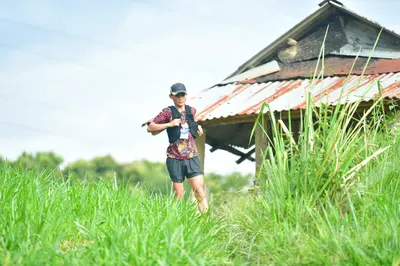 Marathon runner: Runner 1: dark patterned shirt, black shorts, black hydration vest, and a black 