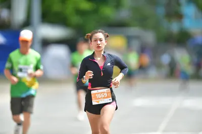Marathon runner #1669: Runner 1: black long-sleeve top, black shorts, black wristband