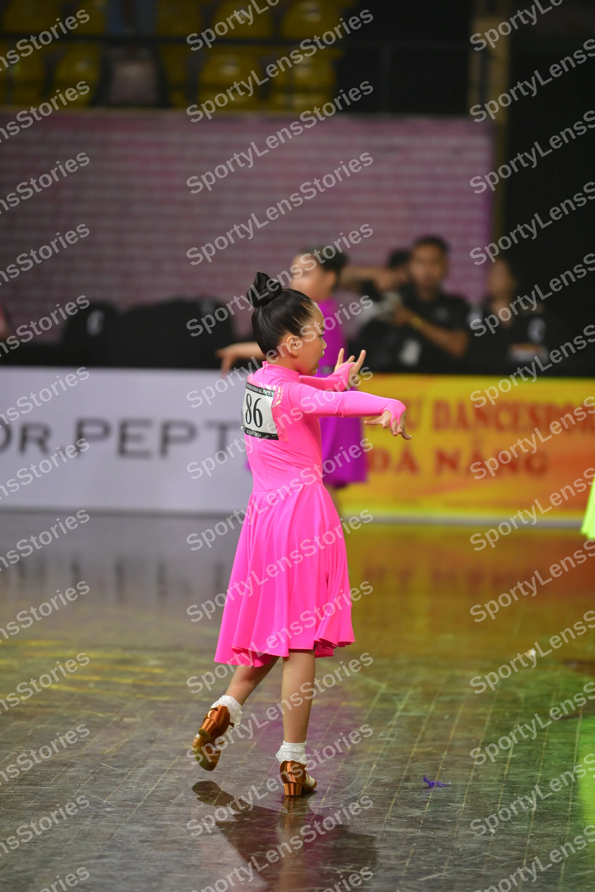 Dancesport competitor #806: Female dancer: pink long-sleeved latin dress