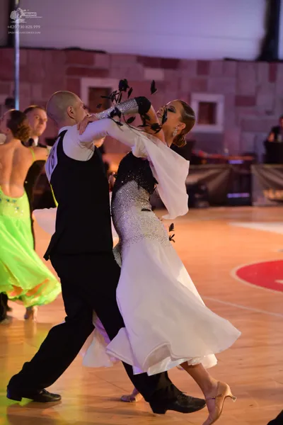 Dancesport competitor #420: ** Black suit with a sharply tailored jacket and pants