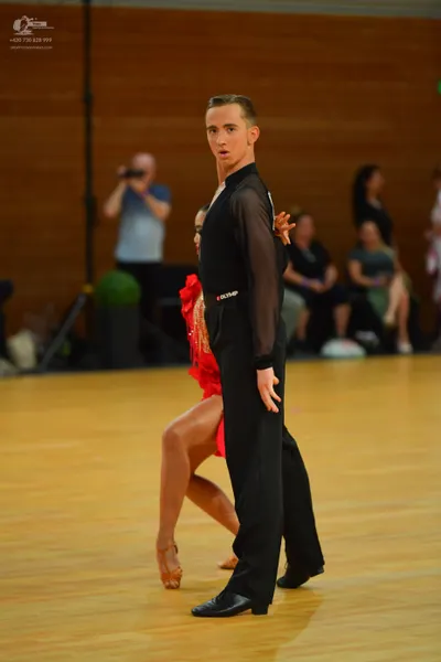 Dancesport competitor: ** Black tailsuit
*   **Fabric:** Sequin
*   **Style:** Tailsuit
*   **Accessori