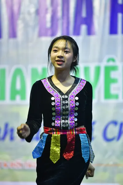 Marathon runner: Runner 1: black long-sleeved top with colorful patterns and small silver-colored