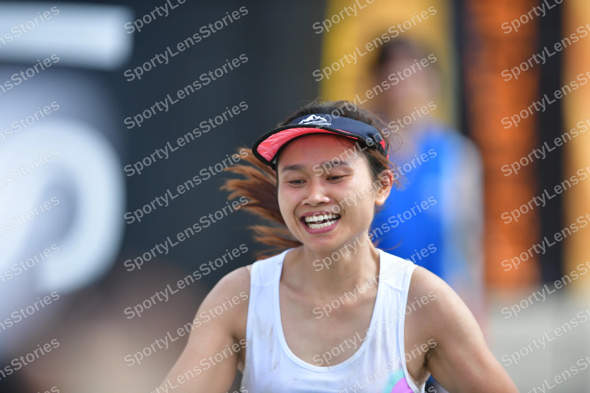 Marathon runner: Runner 1: white tank top, black and pink sun visor