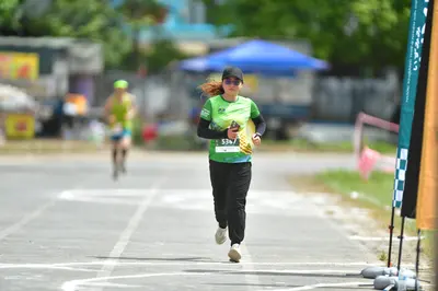 Marathon runner #536: Runner 1: green jersey, black leggings, dark shoes, sunglasses