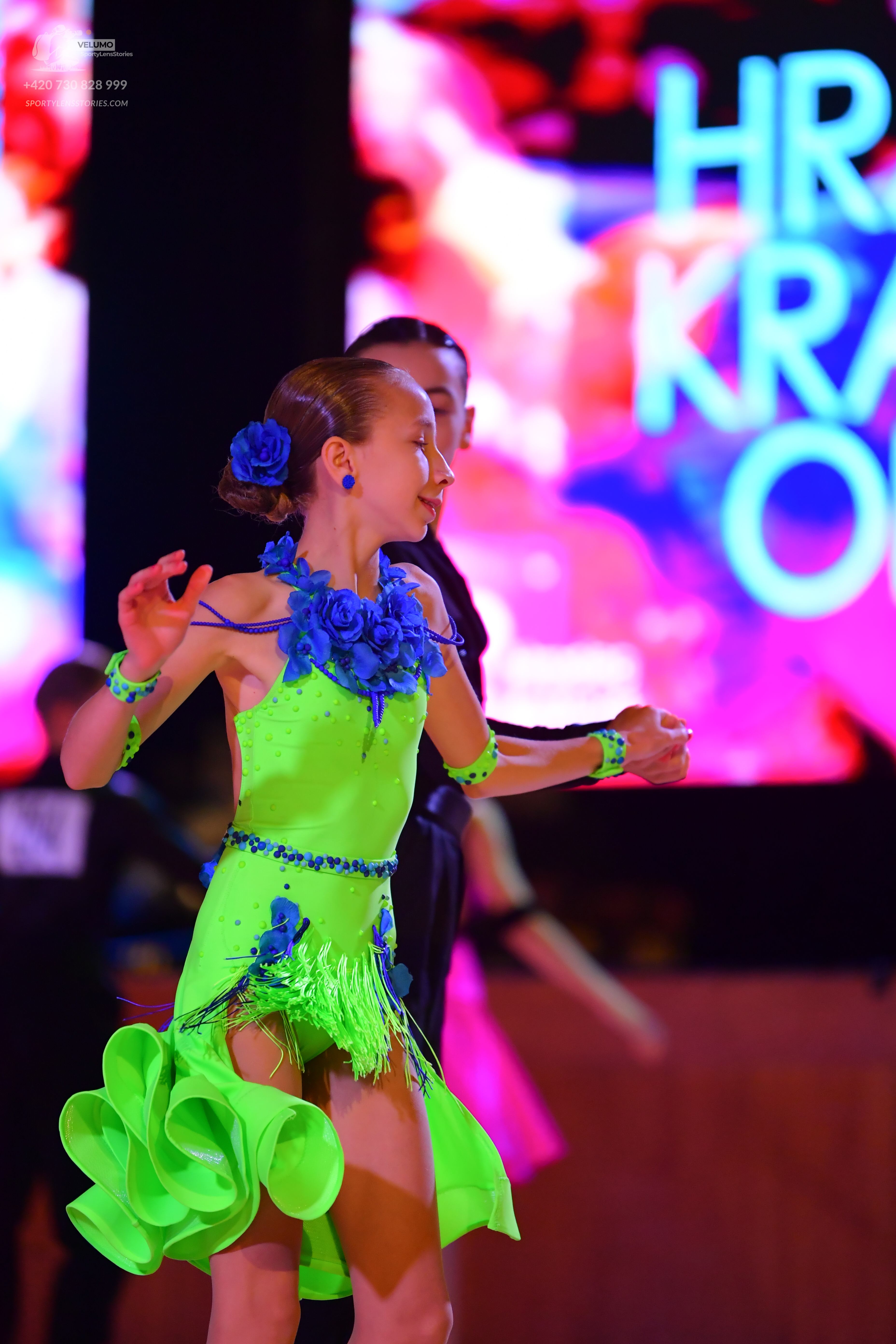 Dancesport competitor #28999: Here's a description of the dancers' costumes in the photo, based on your reques
