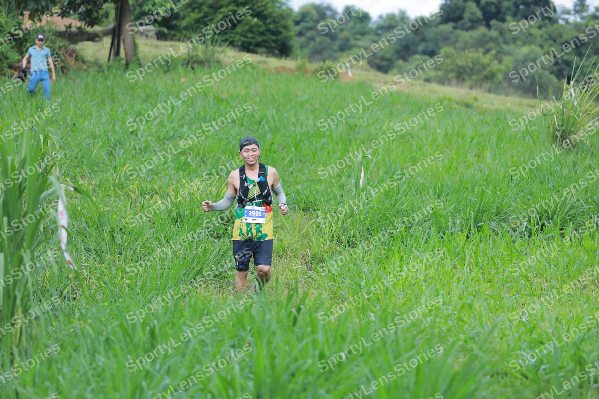 Marathon runner: Runner 1: black tank top with green and yellow pattern, black shorts, dark shoes