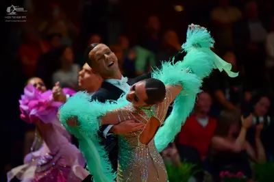 Dancesport competitor: Main female dancer: Champagne-colored sequined Latin dress with voluminous mint 