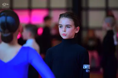 Dancesport competitor: Female dancer: blue long-sleeved tight-fitting top