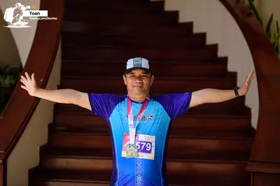 Marathon runner #579: Runner 1: blue and purple jersey, white and grey cap, black watch
