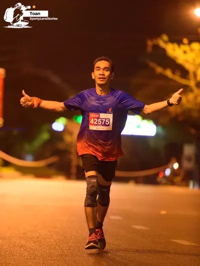 Marathon runner #42575: Runner 1: blue and red gradient jersey, black shorts, black knee sleeves, dark r