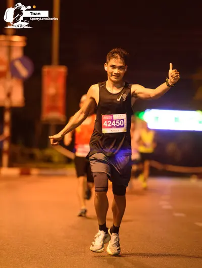 Marathon runner #42450: Runner 1: black tank top, dark grey shorts, black compression shorts, light grey