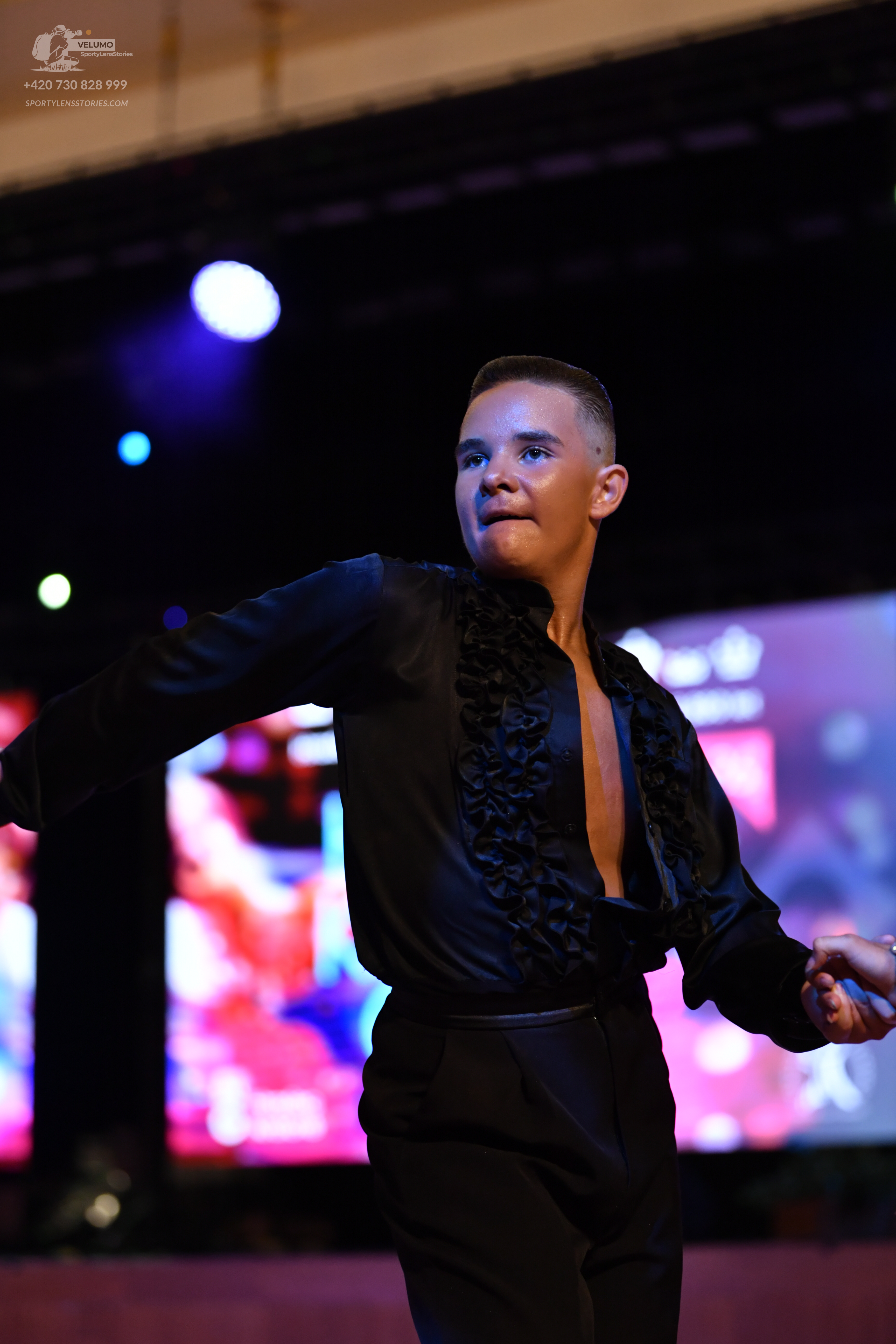 Dancesport competitor: ** Black tail suit
*   **Fabric:** Sequin 
*   **Style:** Tail suit
*   **Access