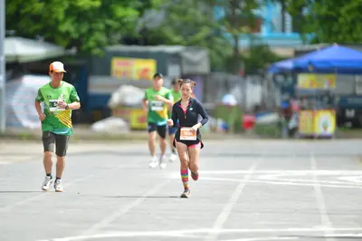 Marathon runner: Runner 1: green and yellow jersey, grey shorts, white and black shoes, orange an