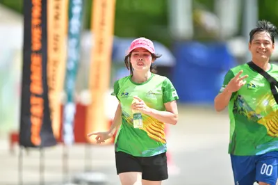 Marathon runner: Runner 1: green jersey, black shorts, pink cap