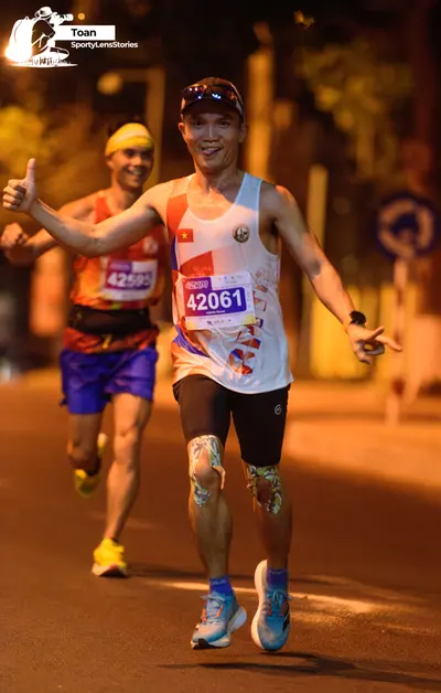 Marathon runner #42061, #42595: Runner 1: white tank top, black shorts, blue/grey shoes, black cap