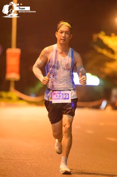 Marathon runner #42399: Runner 1: light blue tank top, black shorts, white shoes, gold headband