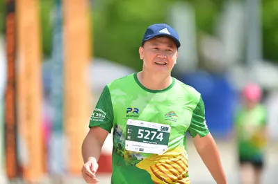 Marathon runner #5274: Runner 1: green jersey, blue cap