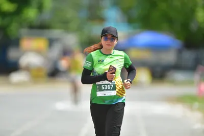 Marathon runner #5367: Runner 1: green jersey, black long-sleeved shirt, black leggings, black cap, blu