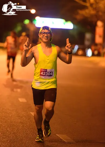Marathon runner #42304: Runner 1: yellow tank top, black shorts, black socks, black and green shoes, yel