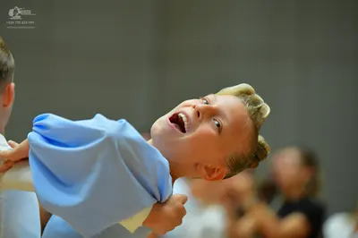 Dancesport competitor: Female dancer: light blue ballroom dress with voluminous, puffed sleeves