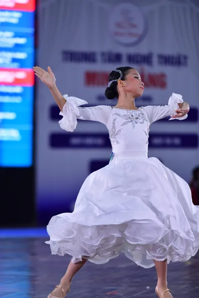 Dancesport competitor: Female (White)**

*   **Color:** Primarily white with a subtle shimmer