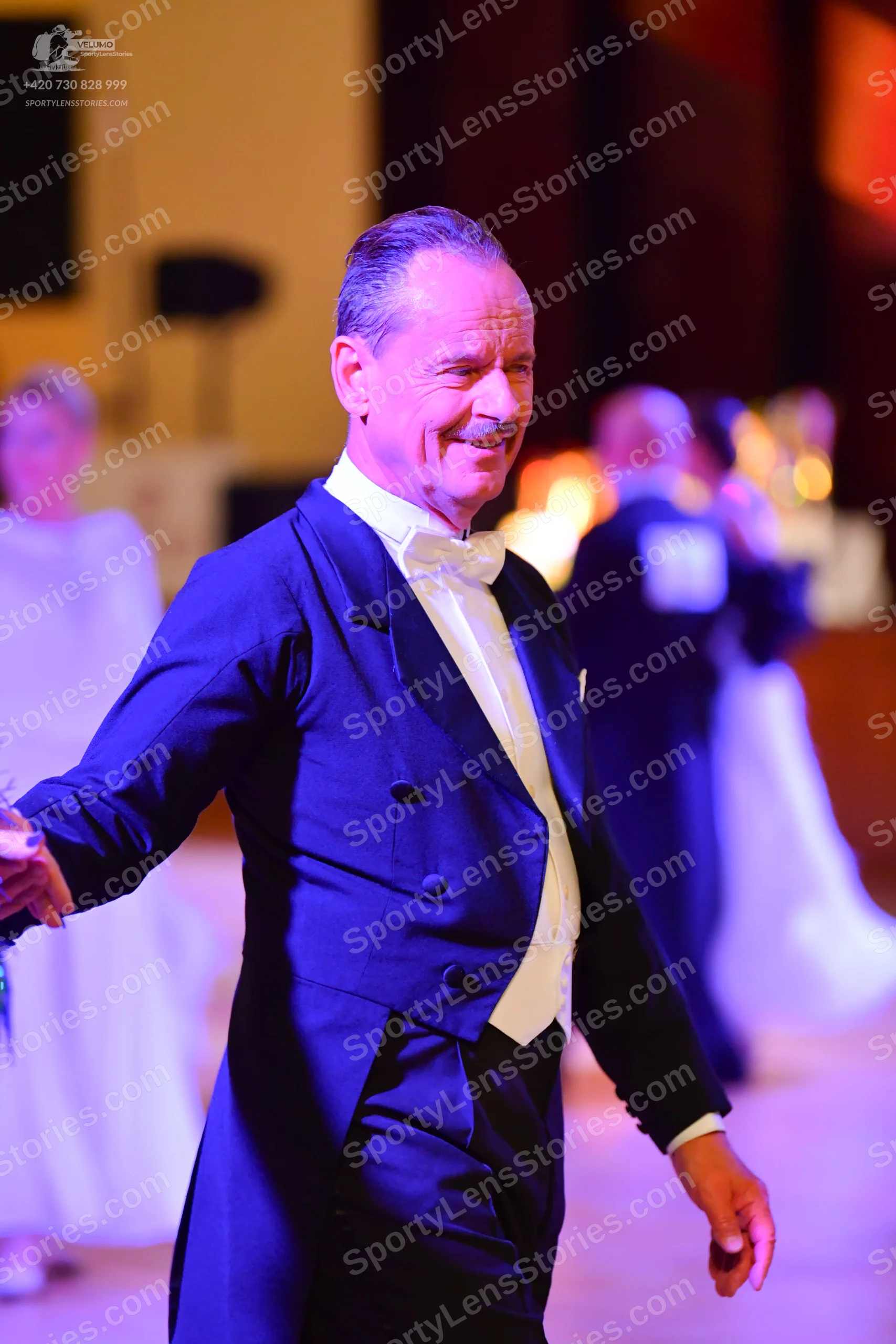 Dancesport competitor: **

*   **Male Dancer:** Black tailsuit with sequin lapels