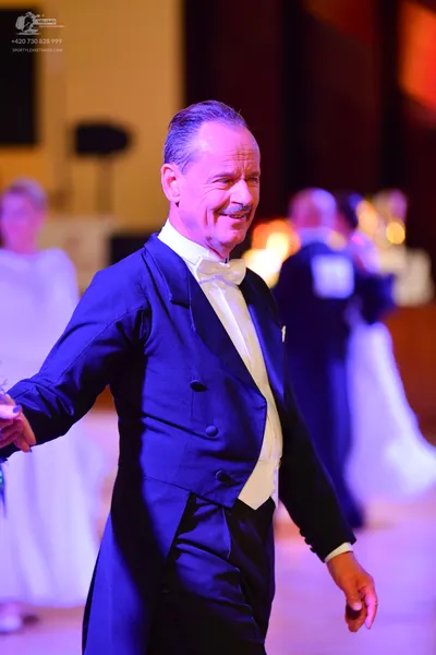 Dancesport competitor: **

*   **Male Dancer:** Black tailsuit with sequin lapels
