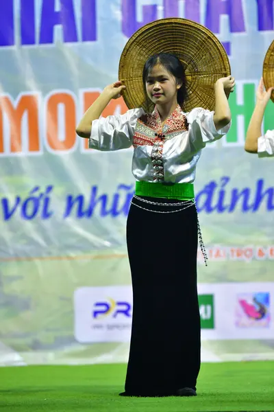 Marathon runner: Runner 1: white long-sleeved shirt with colorful embroidery, black skirt, and gr
