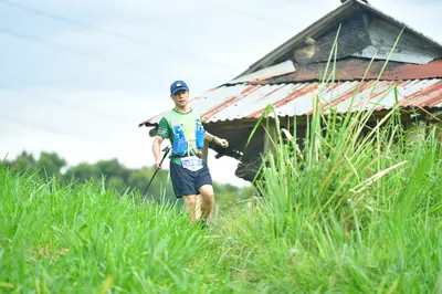Marathon runner: Runner 1: light green jersey, dark shorts, blue hydration vest, dark blue cap, t