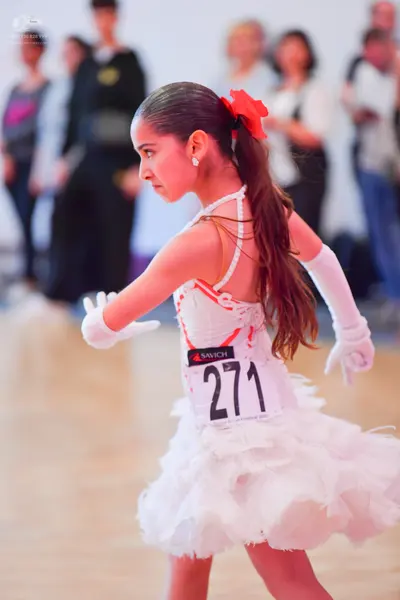 Dancesport competitor #271: Female dancer: white latin dress with a voluminous, ruffled skirt, long white gl