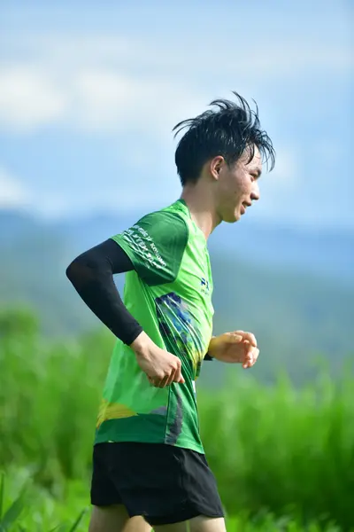 Marathon runner: Runner 1: lime green jersey, black long-sleeve undershirt, black shorts