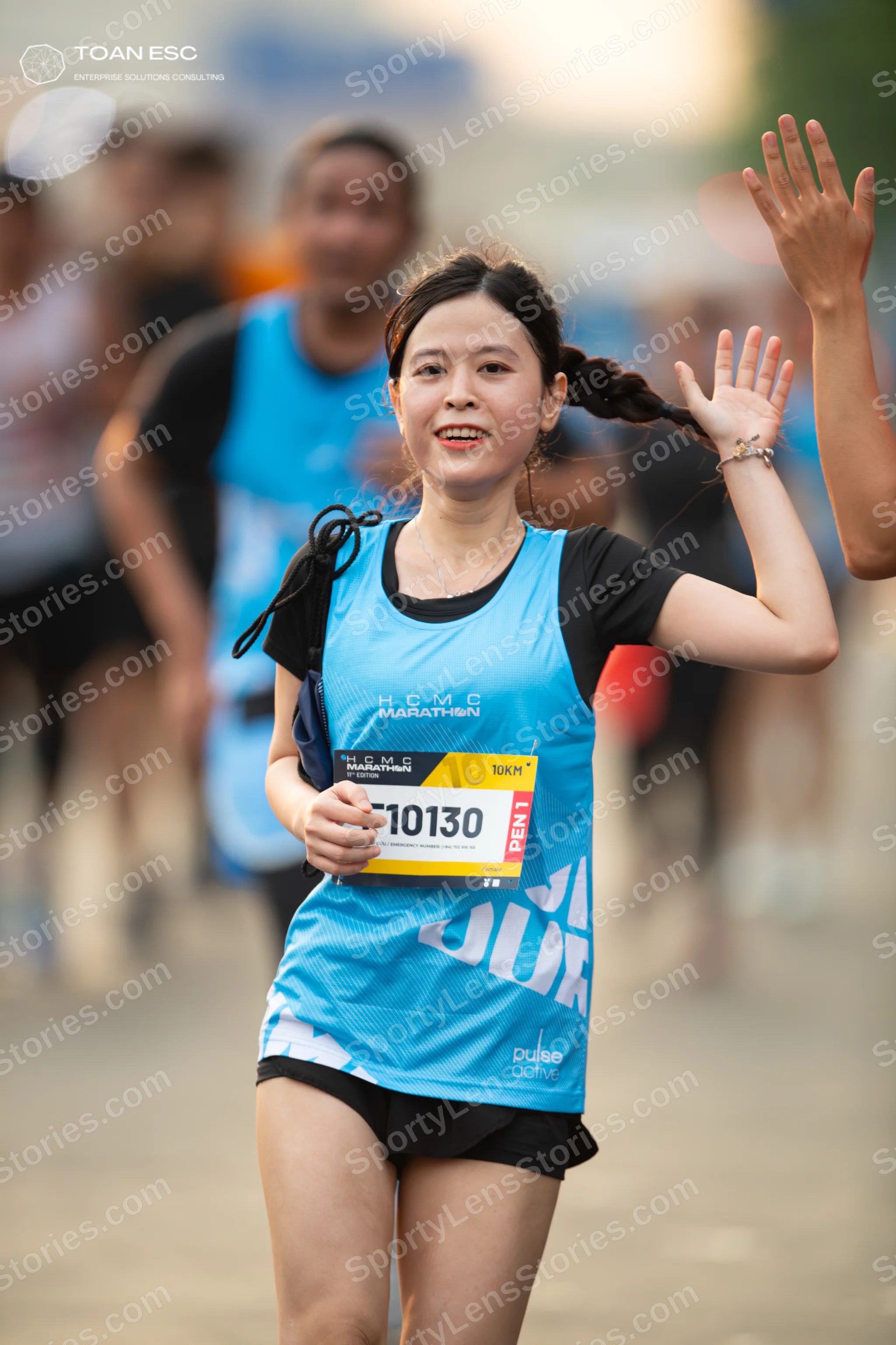 Marathon runner #10130: Runner 1: blue and light blue tank top with black trim, black shorts, bracelets