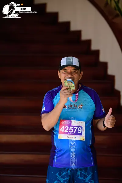 Marathon runner #42579: Runner 1: blue jersey with light blue patterns, blue shorts, white and black cap