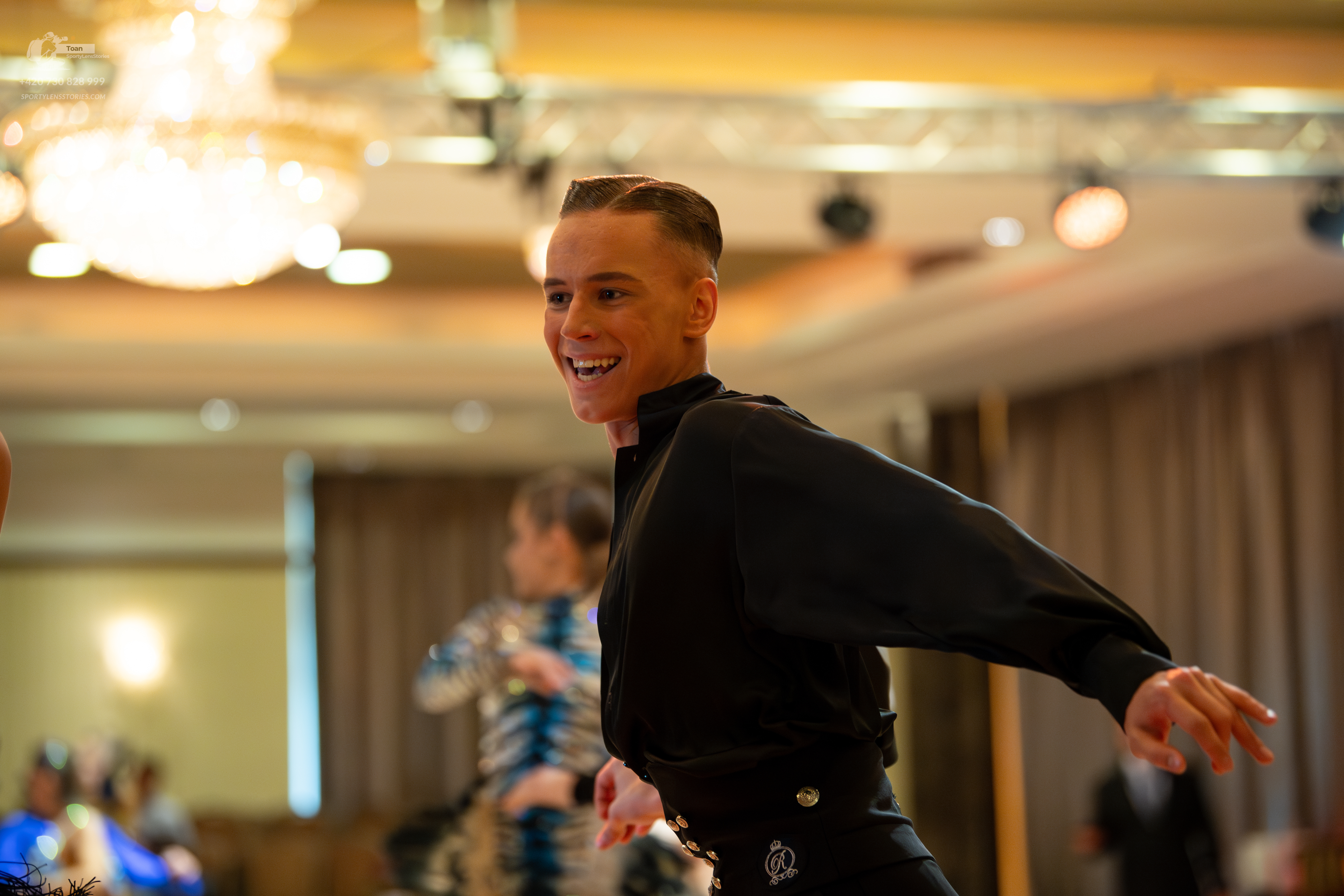 Dancesport competitor: Male dancer: black long-sleeved shirt made of smooth fabric