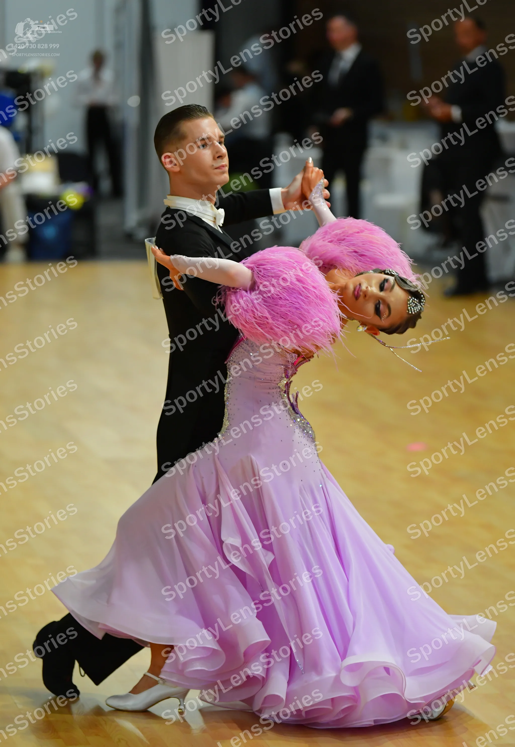 Dancesport competitor: Male**
*   **Color:** Black
*   **Fabric:** Sequin
*   **Style:** Tail suit
*   