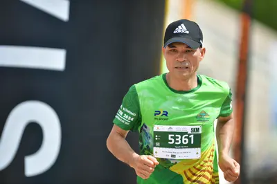 Marathon runner #5361: Runner 1: green jersey, black cap