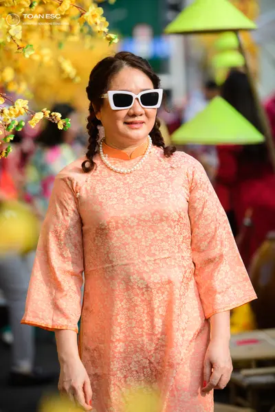 Dancesport competitor: Female dancer: peach-colored patterned tunic made of brocade fabric, accessorize