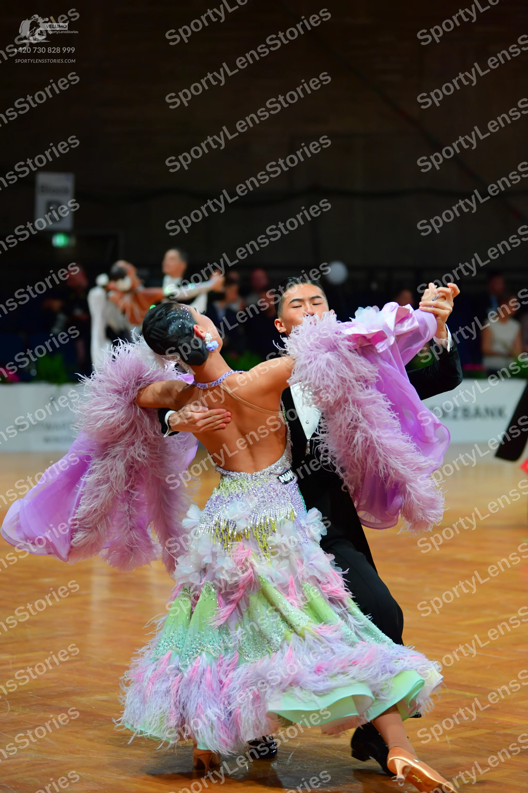 Dancesport competitor: Female dancer: voluminous ballroom gown with a layered, ruffled skirt in lavende