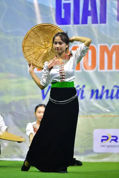 Marathon runner: Runner 1: white long-sleeved embroidered shirt, black long skirt with green and 