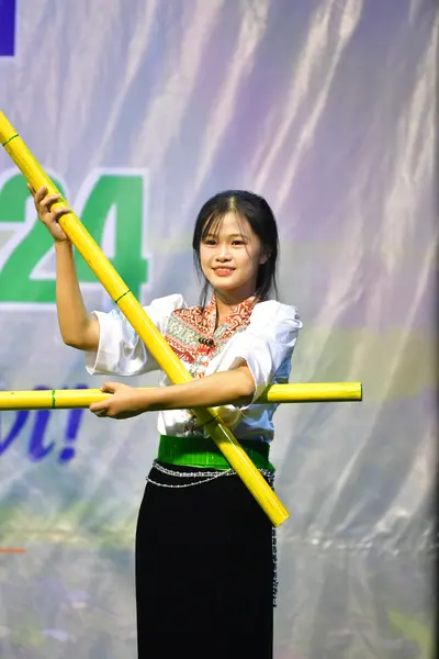 Marathon runner: Runner 1: white long-sleeved top with embroidery, black skirt with a green and w