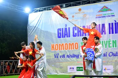 Marathon runner: Runner 1: red long-sleeve shirt with yellow star, red pants