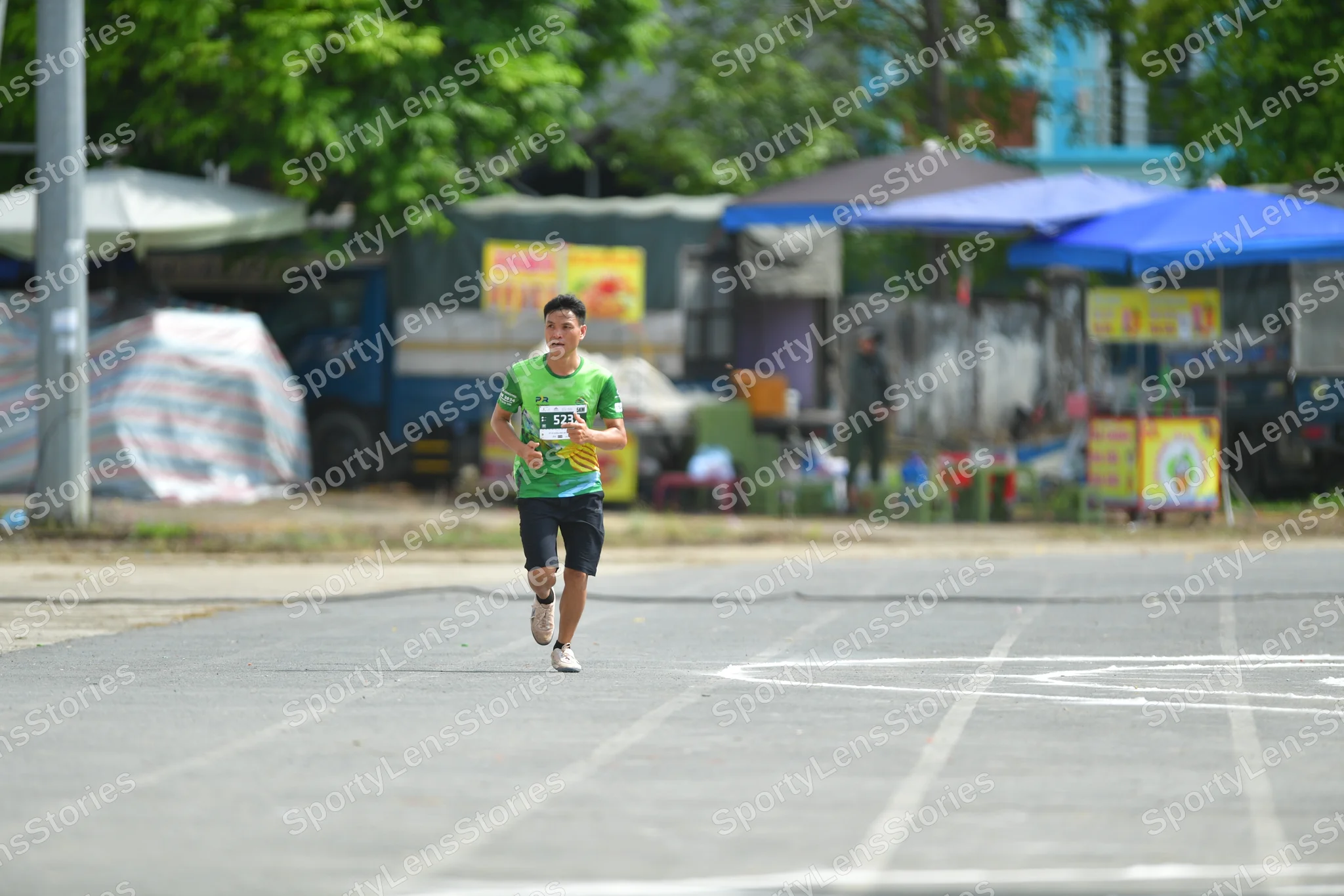Marathon runner: Runner 1: green jersey, black shorts, white shoes